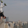 Sokkoló videó! 40 emelet magasban állt kézen a brit fenegyerek