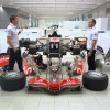 A McLaren pilóták összeraknak egy F1-es autót