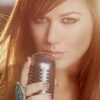 A tánc uralja Kelly Clarkson új videoklipjét