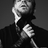 Adam Lambert: „A csillogás mögé bújtam”