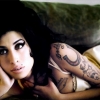 Amy Winehouse fekete pillangóként tért vissza