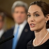 Angelina Jolie eltávolíttatta a melleit