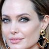 Angelina Jolie szőkén, szőrmében ragyogott a vörös szőnyegen