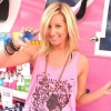 Ashley Tisdale rózsaszínnel a rák ellen