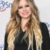 Avril Lavigne alig változott az idők során, fekete miniruhában gálázott