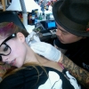 Avril Lavigne új tetoválást varratott magára
