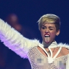 Botrányos ruhában lépett színpadra Miley Cyrus