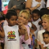 Brazil iskolába látogatott Shakira