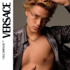 Cole Sprouse visszatért a szőke hajhoz a Versace kedvéért
