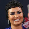 Demi Lovato is márna hajjal nyomja