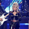 Dolly Parton inkább összeesik a színpadon, de nem vonul vissza