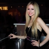 Durván megverték Avril Lavigne-t!