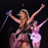 Égig érő magassarkú, csillogó miniruha: így ünnepelte Taylor Swift, hogy 34 lett