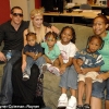 Gyerekeket látogatott meg Paris Hilton
