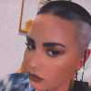 Hatalmas pók díszíti Demi Lovato kopasz fejét