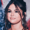 Irtó cuki régi fotókat posztolt Selena Gomez: a kishúgával pózol