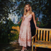 Jennifer Lawrence fantasztikusan festett barackszín ruhájában
