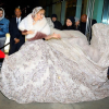 Jennifer Lopez egy nagyon extra esküvői ruhában ment forgatni