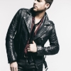 Két új dalt jelentetett meg Adam Lambert