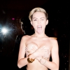 Kétszázezer forintért lehet fogdosni Miley Cyrus mellét