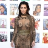 Kim Kardashian nem sokat bízott a képzeletre! Ebben a merész ruhában bulizott