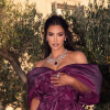Királynői lila ruhában jelent meg Kim Kardashian a Dolce & Gabbana bemutatóján