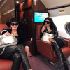 Kris és Kylie Jenner milliós táskáikkal utaztak magángépükön