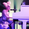 Lady Gaga elárverezi zongoráját
