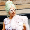 Lady Gaga szemetesbe pisil