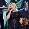 Lehullott a lepel Kelly Clarkson új albumborítójáról