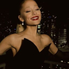 Macskanőként csábítja el Penn Badgley-t az új klipjében Ariana Grande