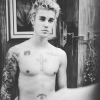 Meztelen testével hergeli a rajongóit Justin Bieber
