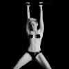 Miley Cyrus latexszalagban, bimbótapasszal rázza