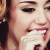 Miley Cyrus megmutatta eljegyzési gyűrűjét
