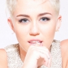 Miley Cyrus melltartó nélkül pózol