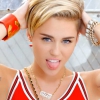 Miley Cyrus cicit villant a W magazinban