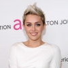 Miley Cyrus nem hordja az eljegyzési gyűrűjét