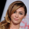 Miley Cyrus új frizurával hódít