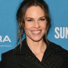 Nagyon cuki fotót posztolt Hilary Swank: így utazik a babáival