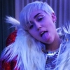 Óriáspéniszt nyalogatott Miley Cyrus — fotó
