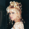 Pamela Anderson elárulta, egy tangának köszönhető ikonikus frizurája 