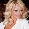 Pamela Andersont megtámadták