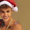 Póló nélkül dekorálja a karácsonyfáját Justin Bieber – videó!