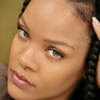 Rihanna még szőkébb hajat villantott