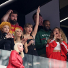 Serena van der Woodsen visszatért: Blake Lively piros melegítőben szurkolt a Super Bowlon