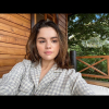 Smink nélkül, a természetben: erdei faházból posztolt Selena Gomez