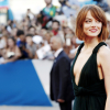 Szétszakadt Emma Stone ruhája, miközben átvette a legjobb női főszereplő díját