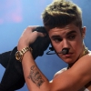 Sztripper mellét nyalogatja Justin Bieber — fotó