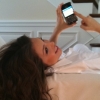 Thalía még fotózás közben is twitterezik