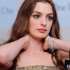 The Idea of You premier: Anne Hathaway merész vörösben pompázott